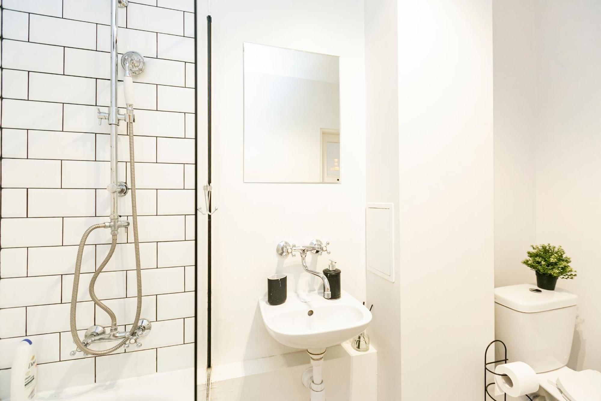 Nowogrodzka 78 - Apartament Dla 4 Osob - 200M Od Szpitala Klinicznego Na Lindleya - 1Km Do Dworca Centralnego - Wifi - Smart Tv 45 Cali Varsóvia Exterior foto